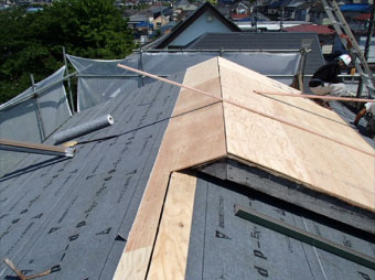 屋根材に瓦を使用する場合は等間隔に桟木を設置します