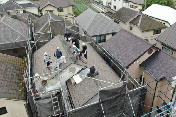 狭小住宅の屋根の上では、数人の施工業者が作業をしており作業を円滑に進めるための声掛けや施工時の騒音は必ず発生します
