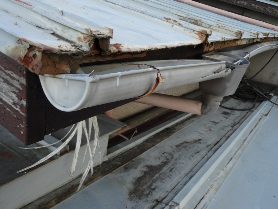 倉敷市中島で腐食した瓦棒、破風板の調査にお伺いしました