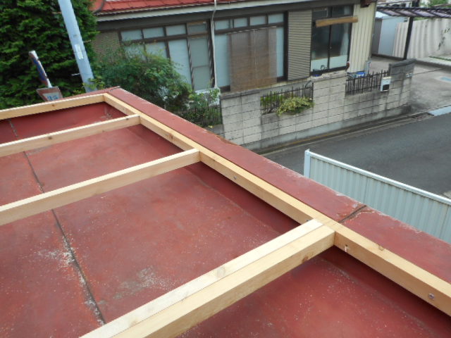 岡山市北区で雨漏りを起こした玄関パラペット屋根の改修工事です