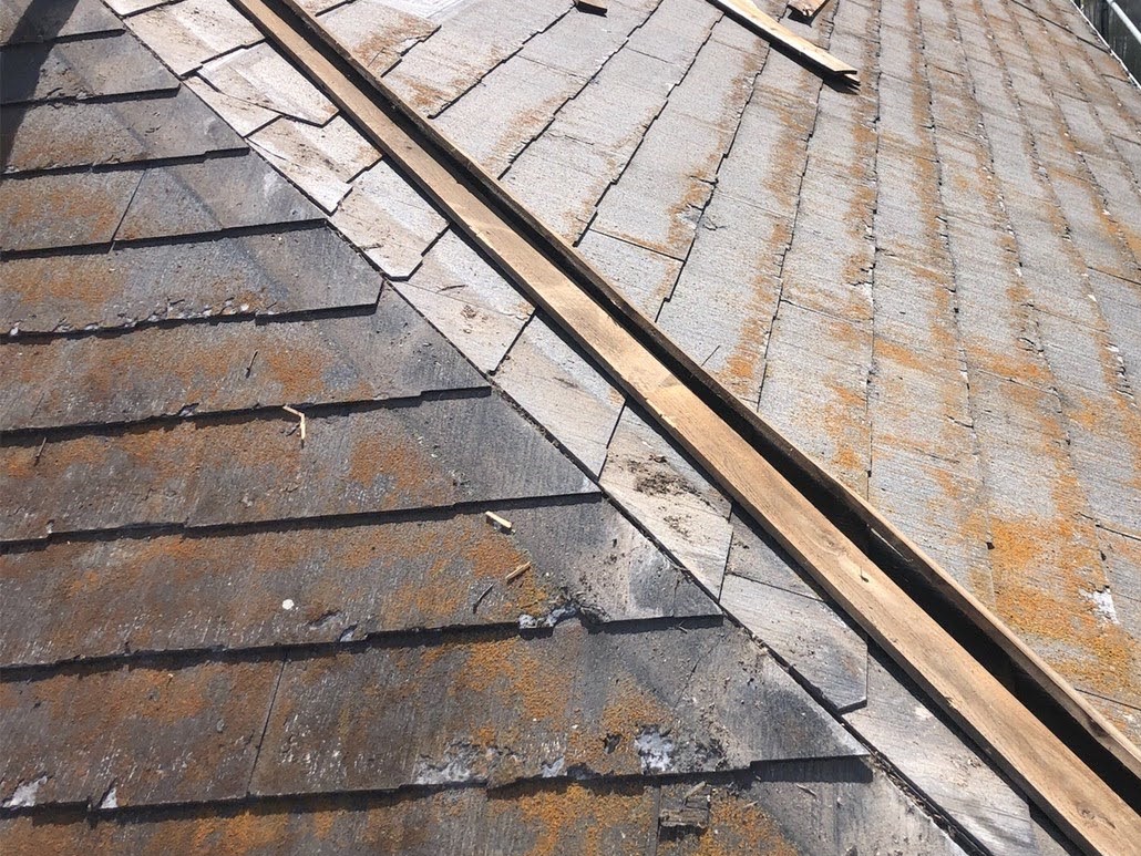 倉敷市で屋根材葺き替え工事、既存屋根材（ニチハ製パミール）撤去中です。