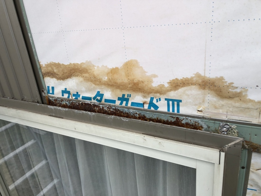倉敷市中島で、金属サイディングの窓廻りからの雨漏り調査補修です