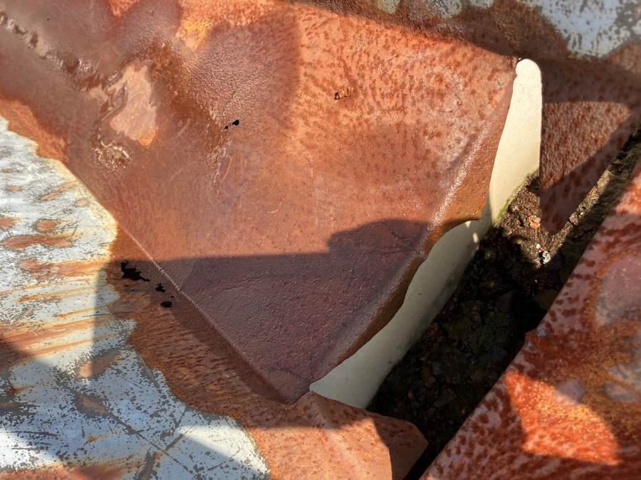 倉敷市玉島で腐食した折板屋根の雨漏り補修工事です