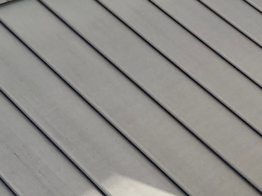 岡山市中区で板金縦葺き「立平」の屋根葺きが完了です