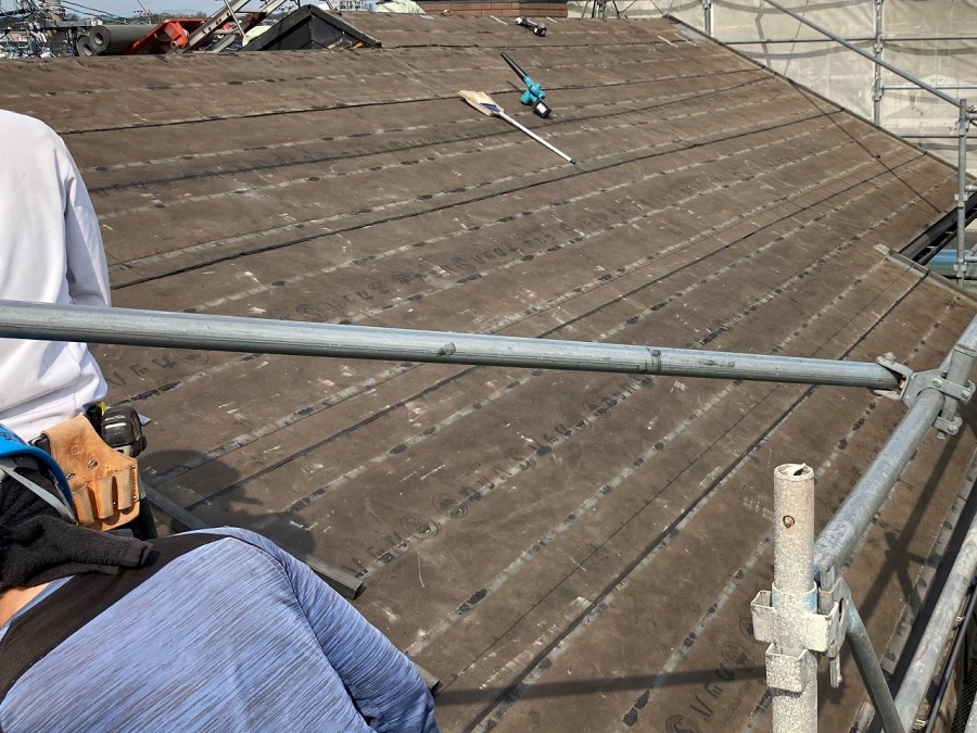 岡山市北区で屋根葺き替え工事のルーフィング施工です