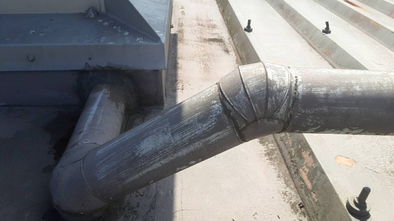倉敷市水江で工場折板屋根雨漏り、排気塔配管部が原因