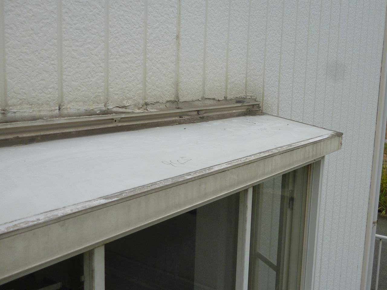 倉敷市片島町で、築20年のコーポ出窓屋根カバー工事をしました