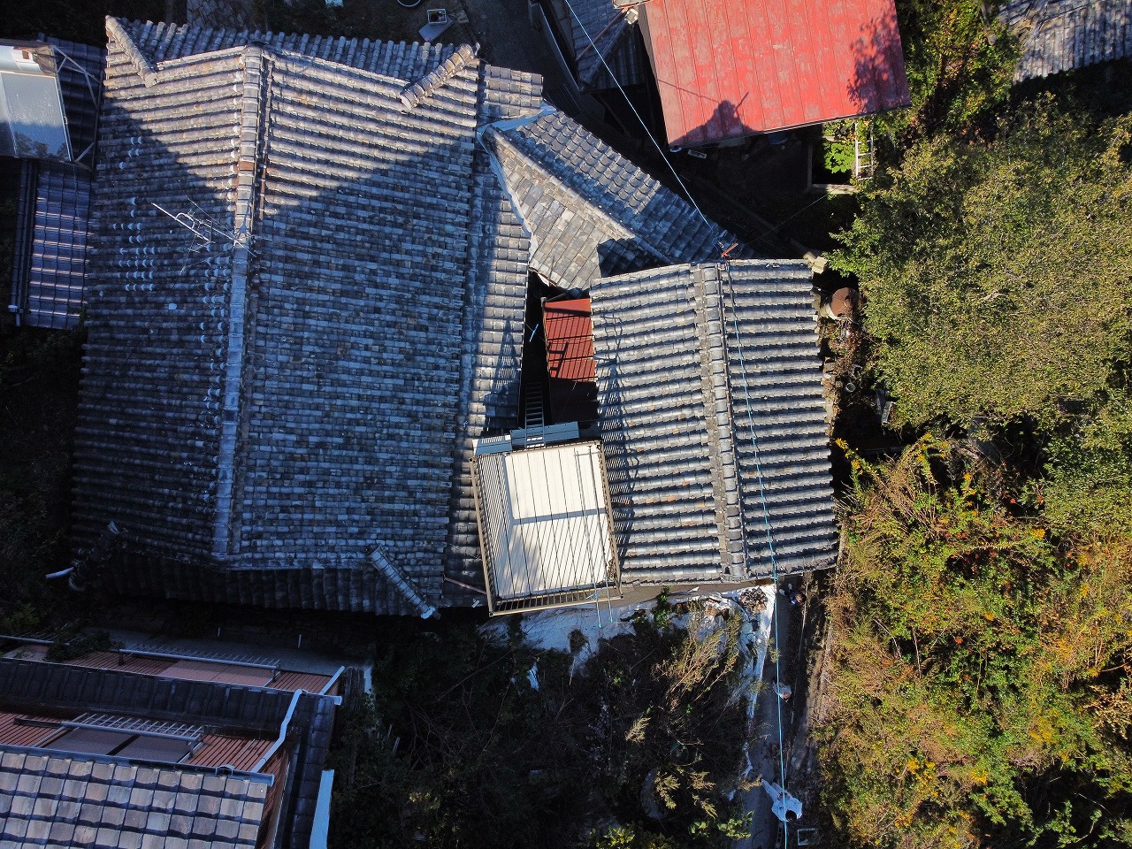 岡山市南区で築60年の瓦屋根のドローン調査を行いました。