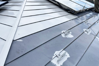 洗浄とケレン後に金属専用の下塗り材をガルバリウム鋼板屋根に塗布していきます