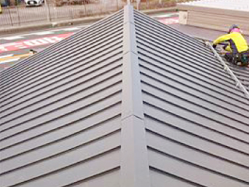 ガルバリウム鋼板に葺き替え美観や負担が生まれ変わった施工後の屋根