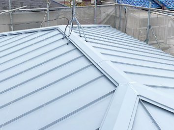 施工後の淡いグレーのガルバリウム鋼板屋根
